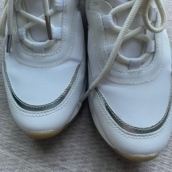 Almost new white Michael Kors sneakers size 8,5. Only wore twice - Picture 5 of 6